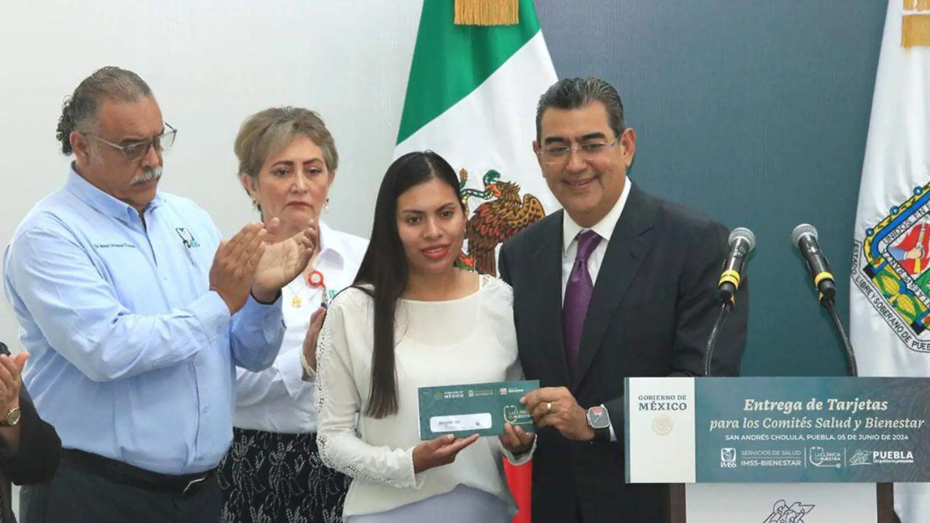 Sergio Salomón Céspedes Peregrina, durante la entrega de las tarjetas para los comités de salud y bienestar